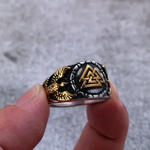 Nahaufnahme des retro Edelstahl Wikinger Rings mit Rabe und Valknut Symbol Details.