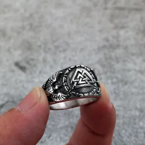 Wikinger Rabe und Valknut Ring Detail, vintage Edelstahl nordischer Stil Schmuck Nahaufnahme.