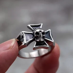 Anillo de calavera cruz de acero inoxidable para hombres con estilo punk biker