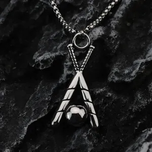Gros plan pendentif batte de baseball en acier inoxydable, collier argenté texturé pour hommes.