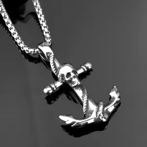 Gros plan détail du collier pendentif ancre tête de mort gothique pour homme en acier.