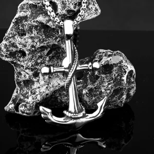 Gros plan détail pendentif ancre en acier inoxydable vintage pour hommes, texture robuste.