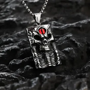 Vista detallada del collar con colgante de calavera en acero inoxidable para hombre.