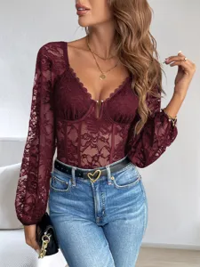 Femme body en dentelle manches longues col V sexy vue détaillée avec motif floral.