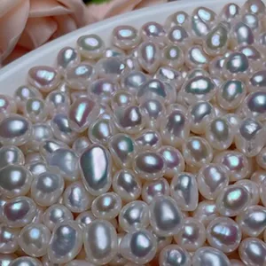 Nahaufnahme von naturlichen Suesswasser weissen Perlen Perlen mit starkem Glanz und Barockform.