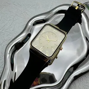 Orologio al quarzo quadrato con cassa dorata e cinturino in silicone nero elegante