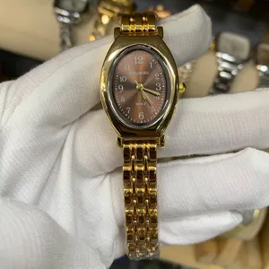 DOUKOU Vintage ovale goldene DamenUhr mit braunem Zifferblatt und Metallarmband Detail.