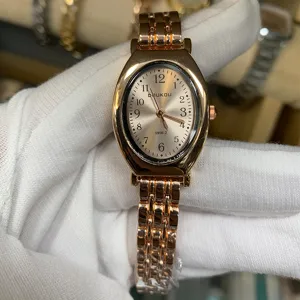 Elegante Damen Armbanduhr im Vintage Stil mit ovalem Zifferblatt und roségoldem Armband.