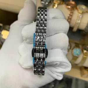 Silbernes Metall-Uhrenarmband mit Faltschließe, filigranes Vintage-Stil Detailfoto für Damen.