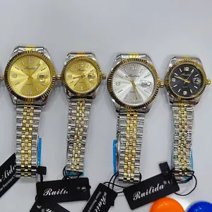 Vue détaillée de quatre montres à quartz avec bracelets métalliques bicolores et cadrans variés.