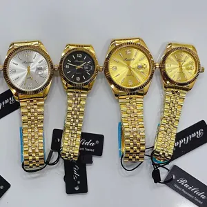 Ensemble de montres de couple à quartz dorées avec bracelet en acier et design étanche.