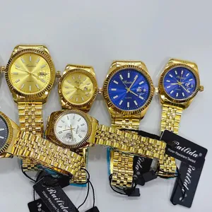 Gedetailleerd overzicht van gouden quartz horloges met stalen banden en datumweergave.