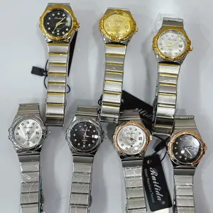 Vista dettagliata dell'orologio al quarzo con cinturino in acciaio e quadrante con strass.