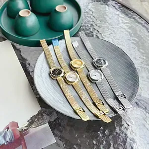 Montre quartz vintage minimaliste pour femme NAIDU, bracelet en maille élégant.