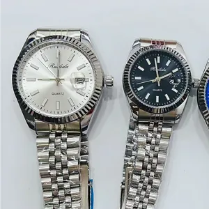 Roestvrijstalen quartz horloge met klassieke gegroefde bezel en datumweergave.