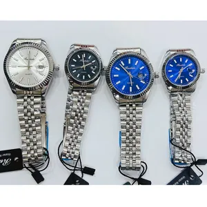 Zilverkleurige roestvrijstalen quartz horlogeset met datumweergave en klassieke gekartelde bezel.