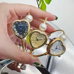 Herzförmiges Zifferblatt Perlen Armreif Uhr für Damen, Quarz kleine Uhr für den Alltag.