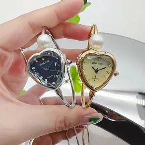 SUNLIFEX herzförmige Damen Quarzarmbanduhr, elegante Perlen Spangenuhr mit funkelnden Strasssteinen.