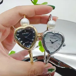 Charmante herzförmige Quarzuhr mit Perlenarmband-Design und funkelnden Strass-Zifferblattdetails.