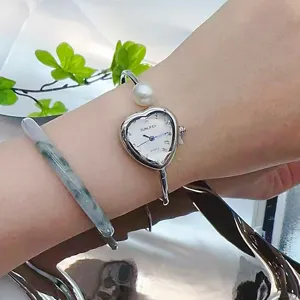 SUNLIFEX Damen Herz Quarz Uhr, Perlen Armreif Armband, glitzerndes Zifferblatt, elegante Armbanduhr