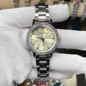 Détail montre quartz femme DOUKOU, lunette strass et bracelet en acier, vue du cadran.