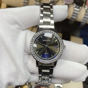 Montre quartz femme DOUKOU avec bracelet en acier argenté et lunette en strass.