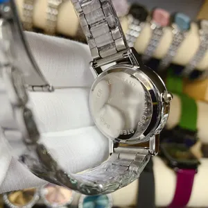 Vue detaillee du fond de montre en acier inoxydable avec marquage et etancheite.