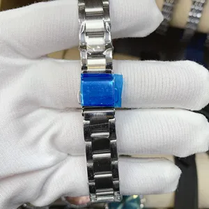 Vue détaillée d'un bracelet de montre en acier inoxydable avec film protecteur bleu.