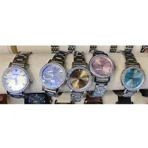 Montre quartz femme DOUKOU avec lunette strass scintillante et bracelet acier inoxydable.