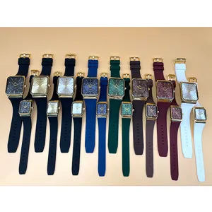 Detailansicht quadratischer Quarz-Paaruhren in verschiedenen lebendigen Silikonarmbandfarben.