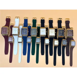 Vista detallada de relojes de pareja de silicona rectangulares coloridos con tonos vibrantes.