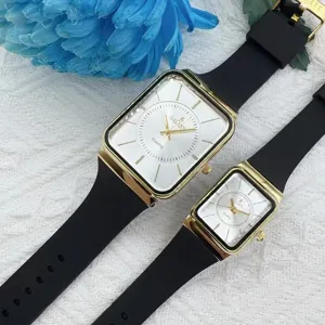 Nahaufnahme des eleganten rechteckigen Paarquartzuhr mit schwarzem Silikonarmband und Goldgehäuse.