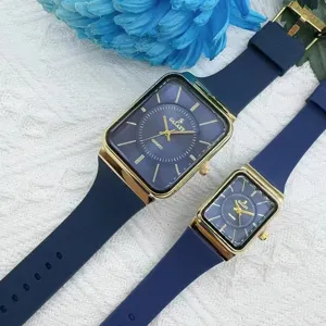 Modisches Paare Quarzuhr-Set mit quadratischem goldfarbenem Gehäuse und blauem Silikonarmband.