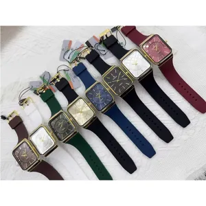 Quadratische Silikon-Quarzuhr im Set mit bunten Armbändern und eleganten Zifferblättern.