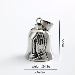 Pendentif cloche mains en prière en acier inoxydable, gros plan texture métal rétro.