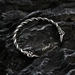 Vista de cerca detallada del brazalete rígido vikingo de cuervo de acero inoxidable.