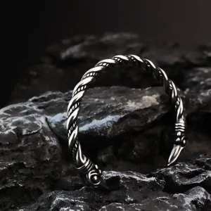 Brazalete de cuervo vikingo de acero inoxidable, detalle joya metal retorcido nórdico.