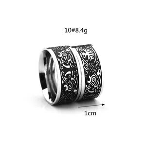 Edelstahlring mit Wikinger Lebensbaum Gravur, breiter Band Unisex Schmuckstück Detail.