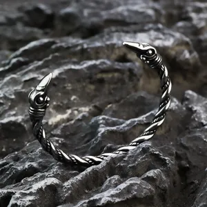 Vista detallada de pulsera rígida vikinga de cuervo maciza de acero inoxidable con acabado retro.