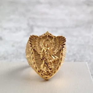 Bague homme acier inoxydable vintage punk Saint Michel archange tueur de dragon en or.