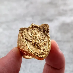 Bague homme vintage en acier inoxydable avec design de bouclier archange Saint Michel.