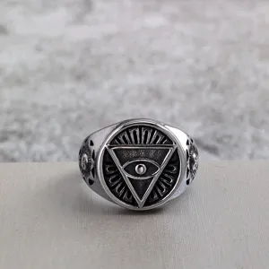Detailed view of retro stainless steel Eye of Horus ring, vintage unisex fashion band.