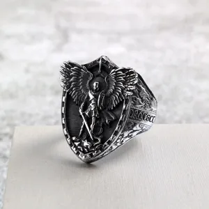 Détail de bague homme en acier inoxydable avec motif rétro archange saint Michel.