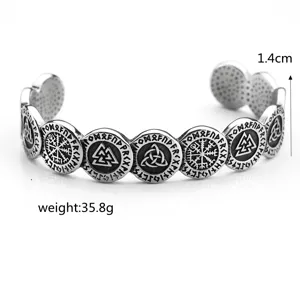 Vue détaillée du bracelet manchette Viking en acier inoxydable, avec des maillons de symboles.