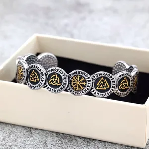 Gros-plan du bracelet manchette vintage en acier inoxydable nordique viking avec symboles et runes.