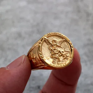 Anillo sello proteccion arcangel san miguel de acero inoxidable dorado vista detalle