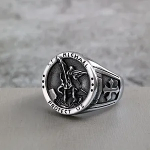 Anillo de acero inoxidable Arcángel San Miguel detalle cercano con motivo de grabado.