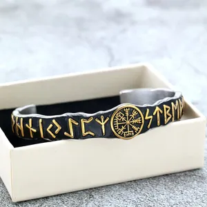 Bracelet manchette en acier inoxydable rune Viking détail montrant le design boussole nordique.