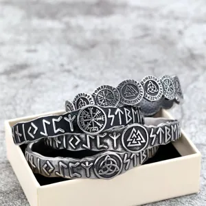 Vue detaillee des bracelets manchette retro en acier inoxydable runes vikings et symboles.