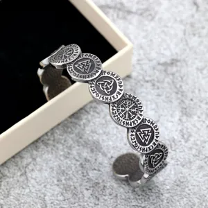 Vue détaillée du bracelet jonc Viking en acier inoxydable avec finition antique et symboles nordiques.
